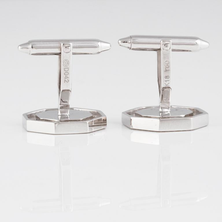 MANSCHETTKNAPPAR, 18K vitguld med briljantslipade diamanter 0.42 ct samt pärlemor. Vikt 8,5 gram.