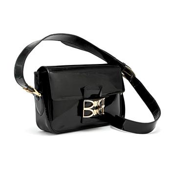 471. CÉLINE, a black leather patent shoulder bag.