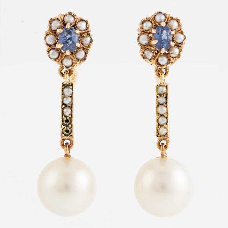 Örhängen, 14K guld med pärlor och safirer.