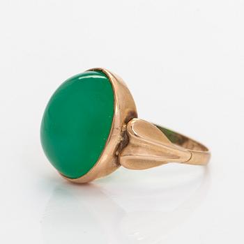 Ring, cabochonslipad krysopras, 14K guld. Niilo Hiltunen, Åbo 1958.