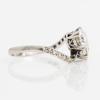 Ring, twin ring, platinum with two brilliant-cut diamonds.