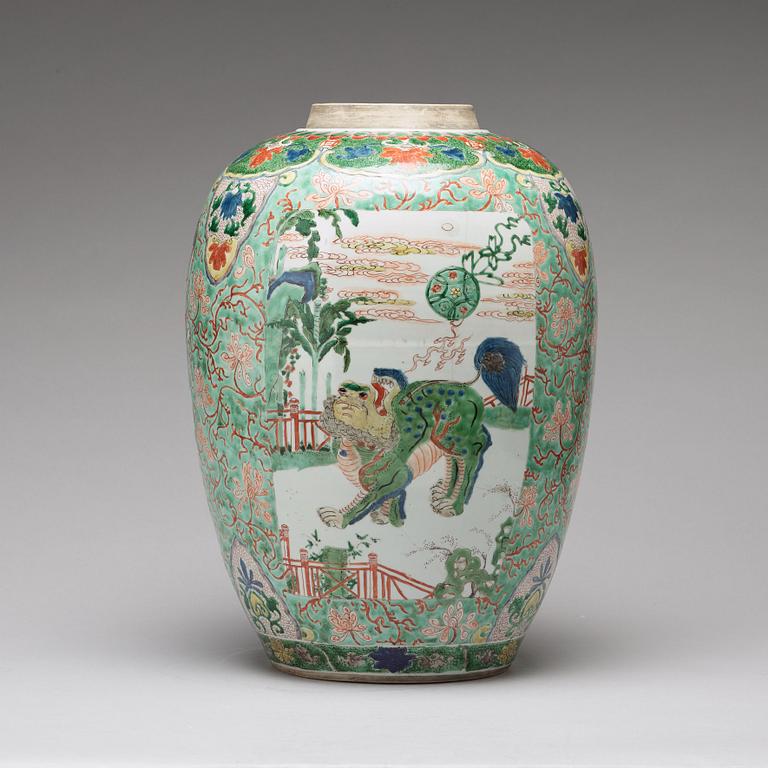 A large famille verte jar, Qing dynasty, Kangxi (1662-1722).