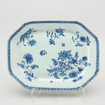 THREE CHINESE PORCELAIN SERVING PLATES, Chienlung, 18th century.