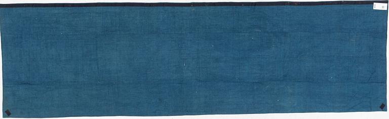 Antikt kinesiskt sidenbroderi, sen Qingdynasti, ca 300 x 88 cm.