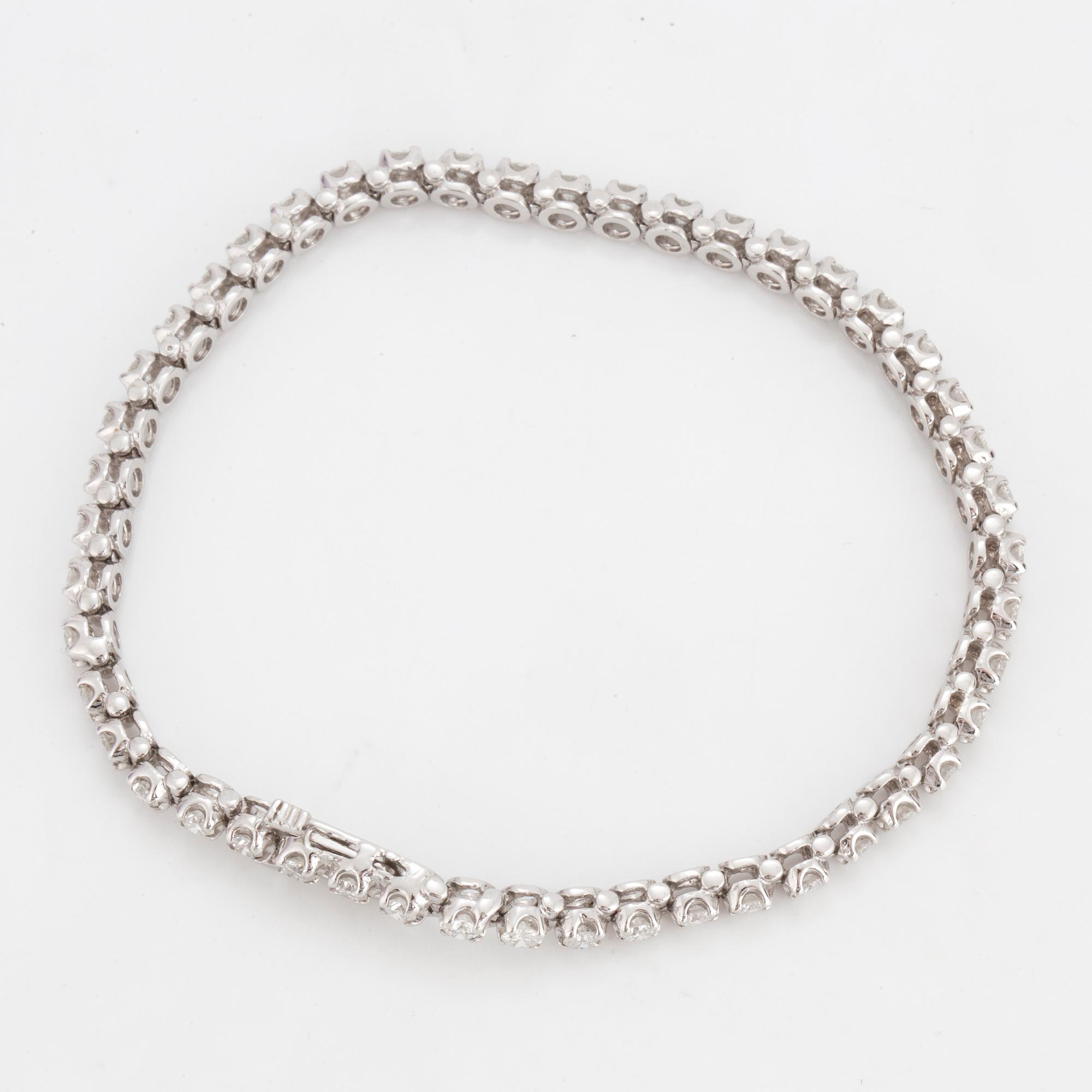 A TENNISBRACELET set with round brilliant-cut diamonds.