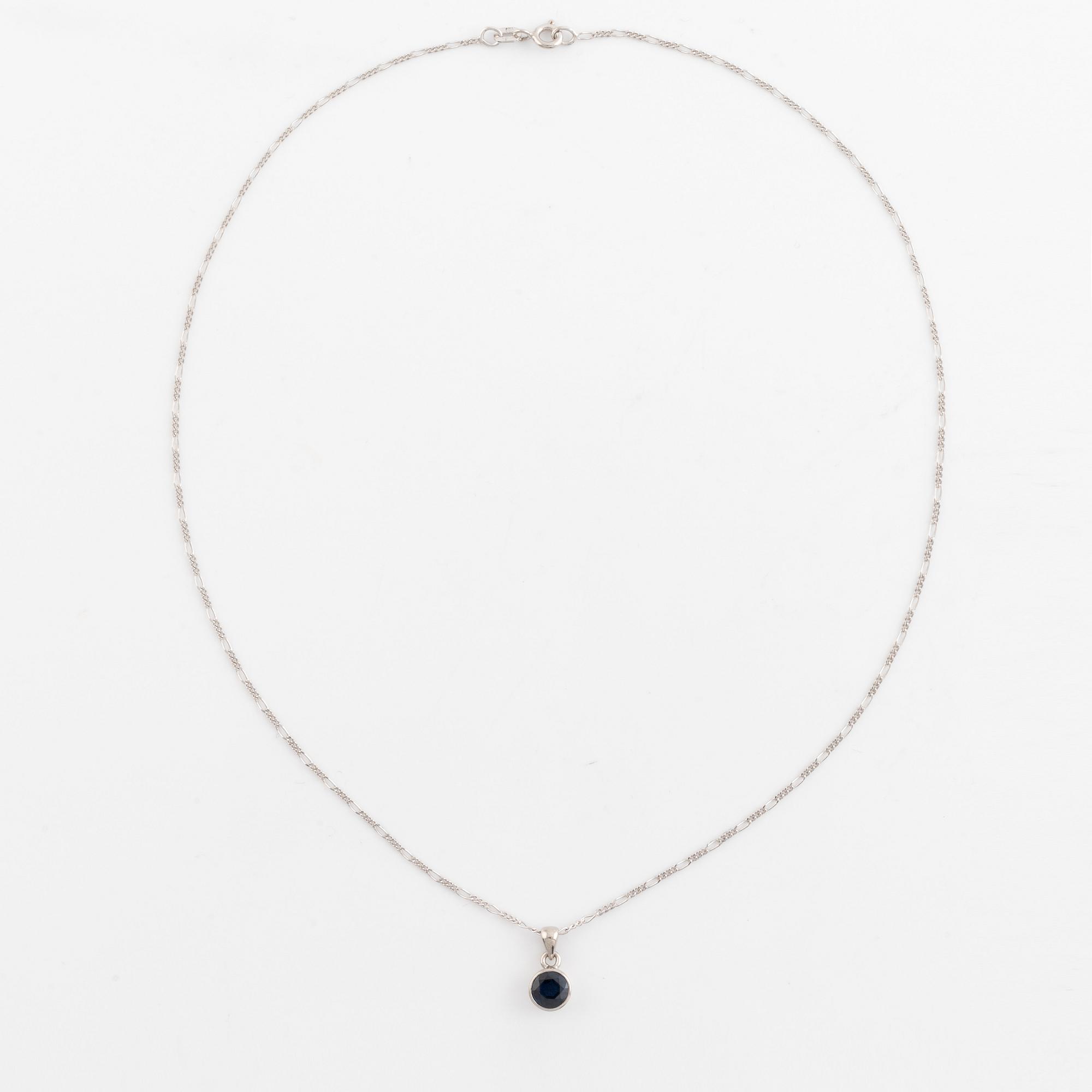 Hänge med safir, kedja i vitguld.