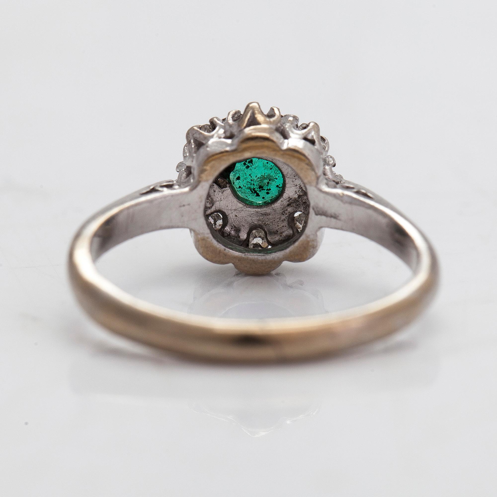 Sormus, 18K kultaa, smaragdi ja timantteja yhteensä noin. 0.04 ct.