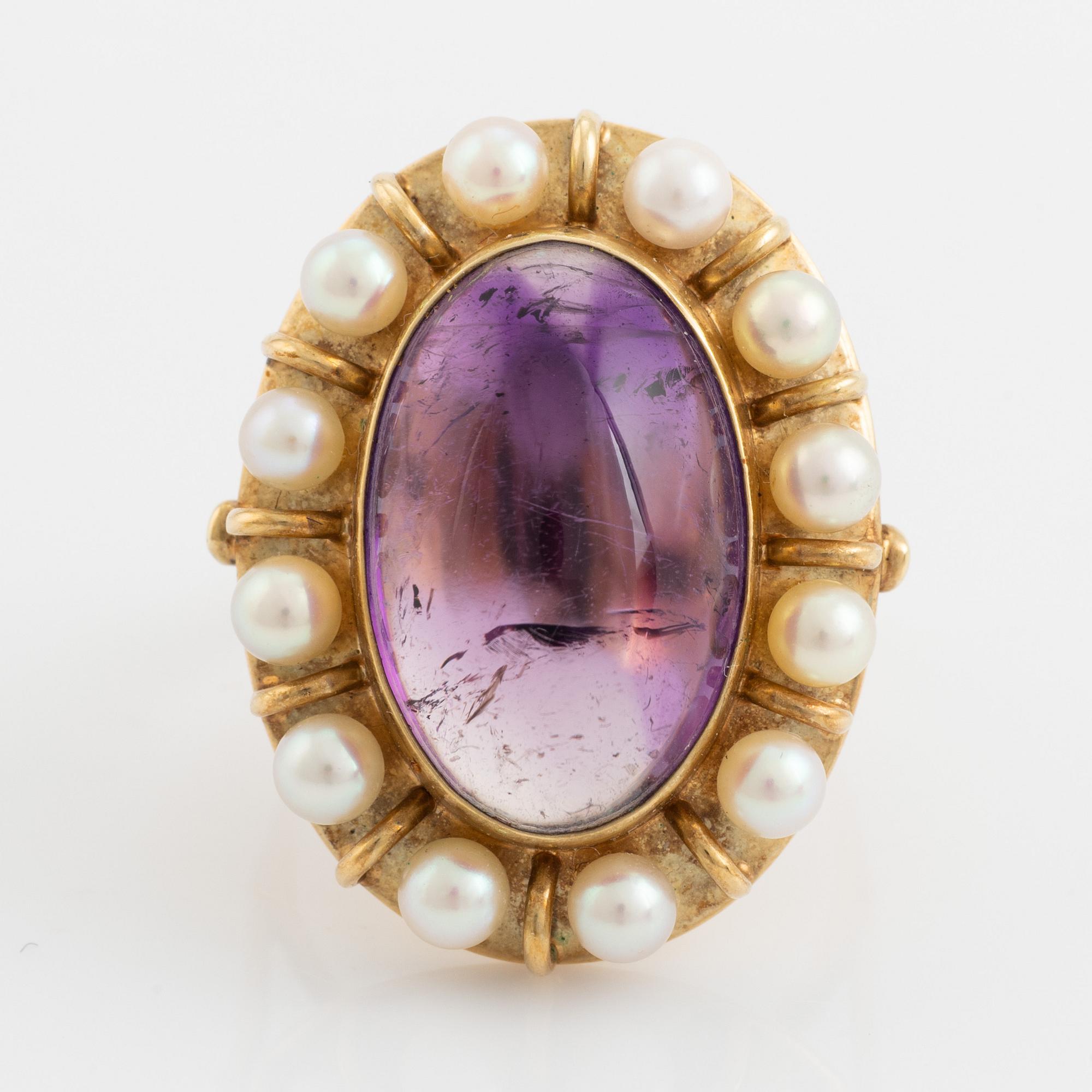 14K gold, cabochon amethyst and pearl cocktail ring.