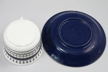 KOPPAR samt FAT, 9+8, porslin, "Smide" samt "Lagun", Gefle/Upsala-Ekeby, 1900-talets andra hälft.