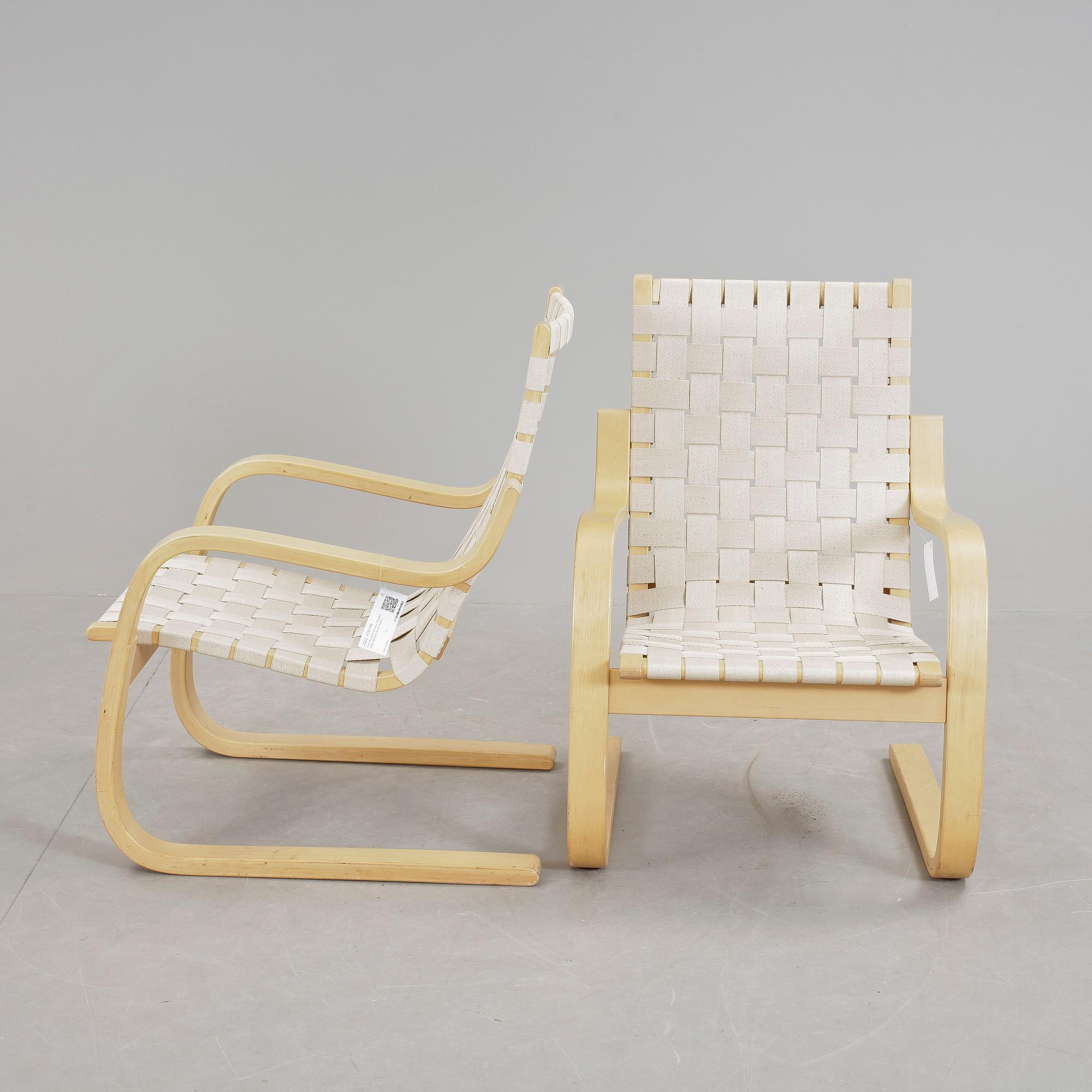 FÅTÖLJER, ett par. Modell 406, Alvar Aalto. Modellen formgiven 1947.