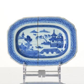 A Chinese blue and white porcelain service, 16 pieces, Qing dynasty, Qianlong (1736-95).