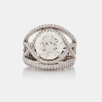 A brilliant cut diamond ring. Total carat weight circa 8.02 cts. Center diamond 6.02 cts, with quality L/SI1.