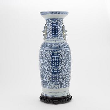 A blue and white floor vase, late Qing dynasty, 19th century.