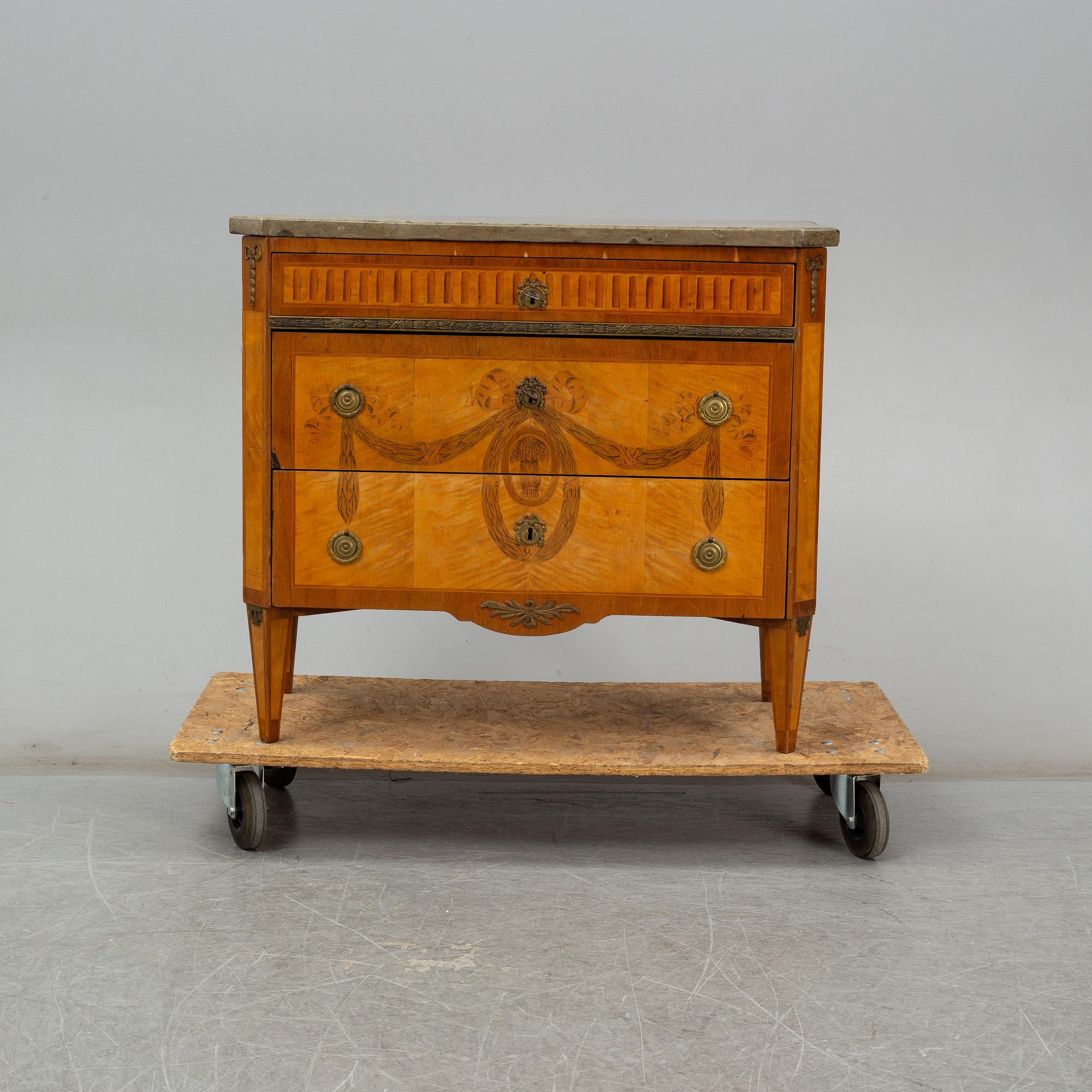 BYRÅ, gustaviansk stil, sent 1800-tal.