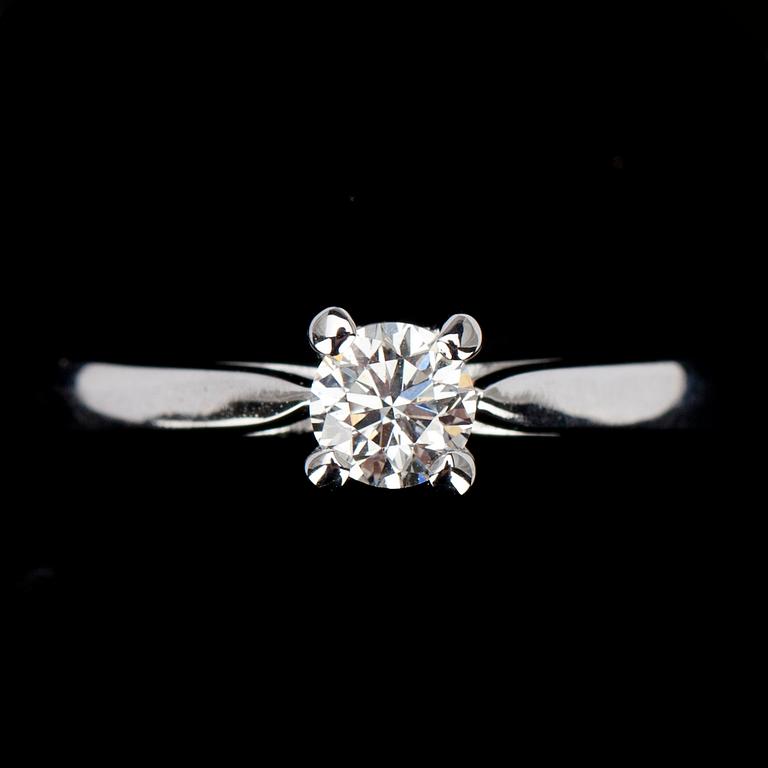 RING, vitguld 18K, briljantslipad diamant 0,35 ct. Vikt 3,8 g. Intyg.