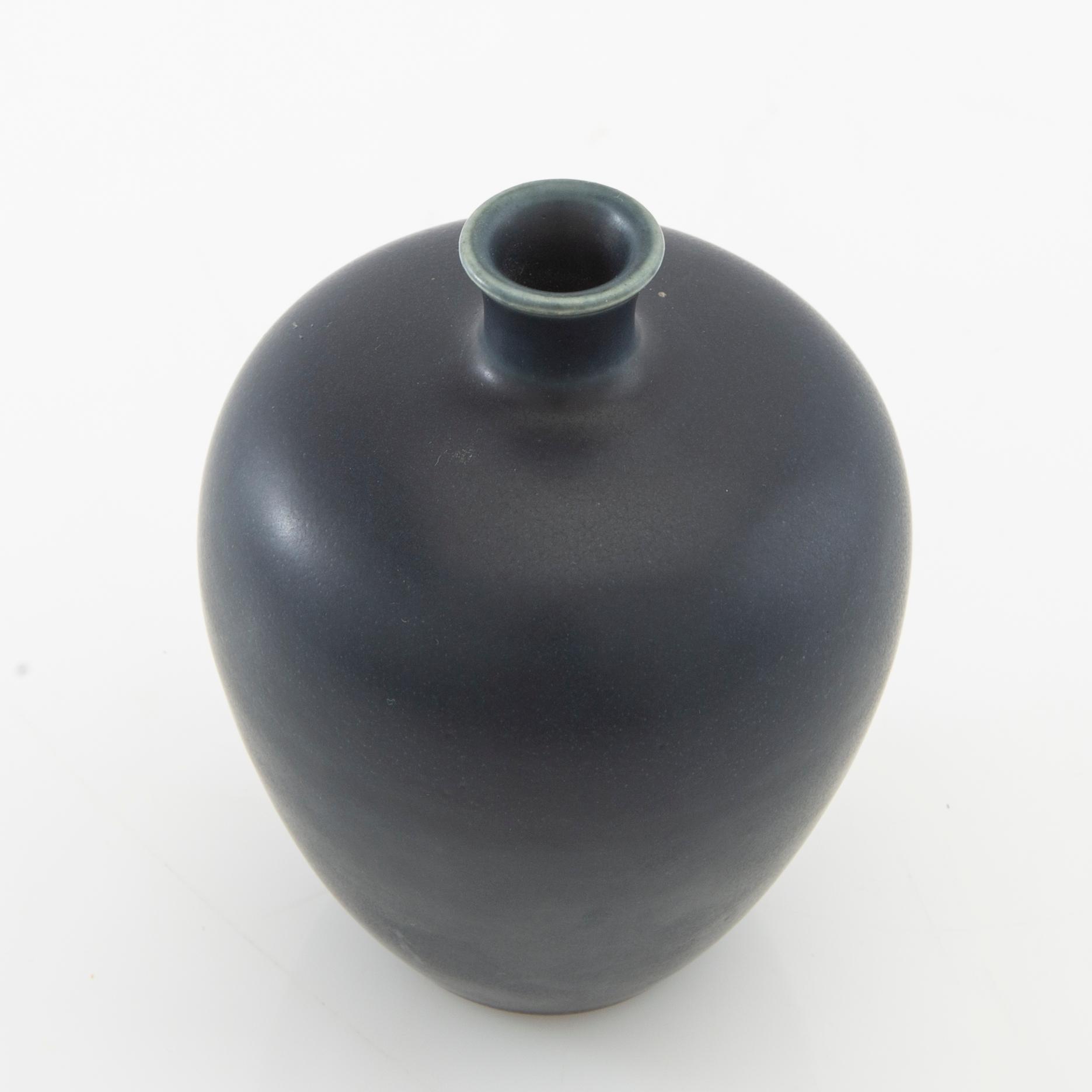 Erich & Ingrid Triller, vase Tobo stoneware signed.