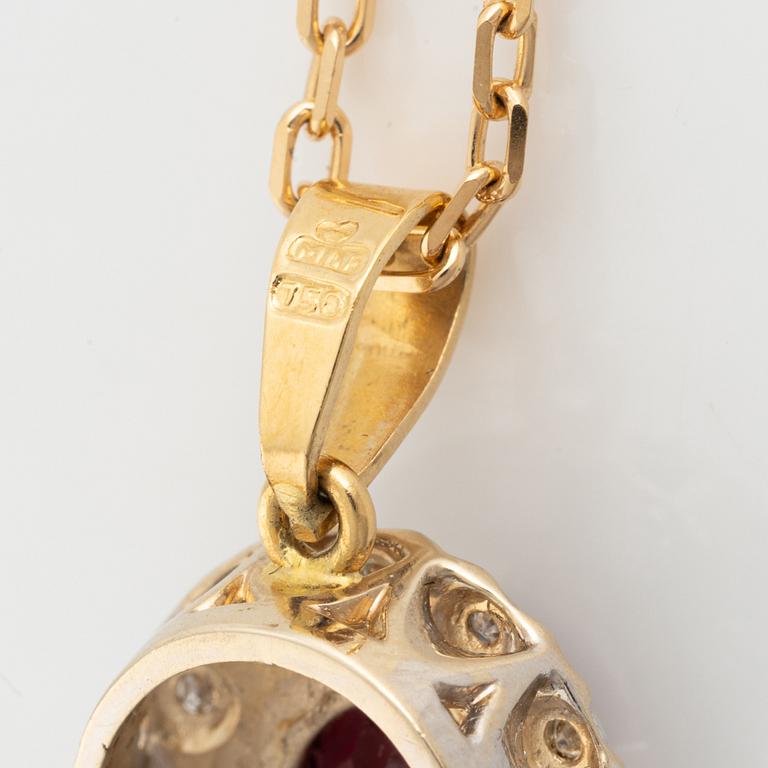 Garnityr bestående av ring, ett par örhängen, samt collier med hänge, 18K guld med åttkantslipade diamanter och granater.