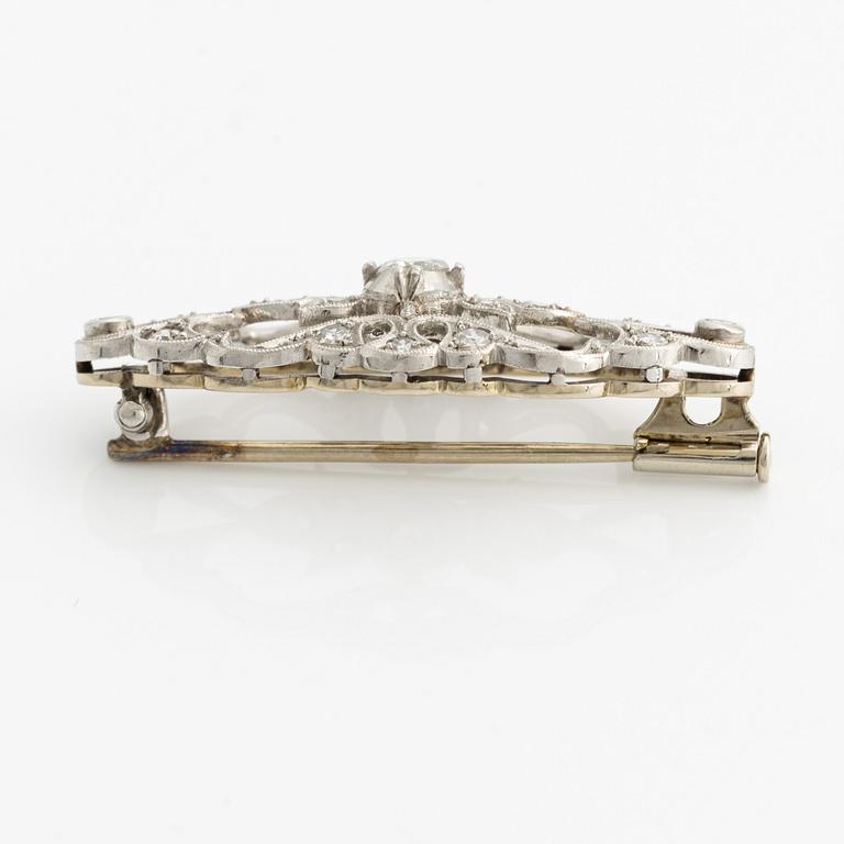 Brosch, CG Hallberg, 18K vitguld med diamanter.