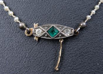 PÄRLCOLLIER, lås i silver med syntetiska stenar, 1900-talets mitt.