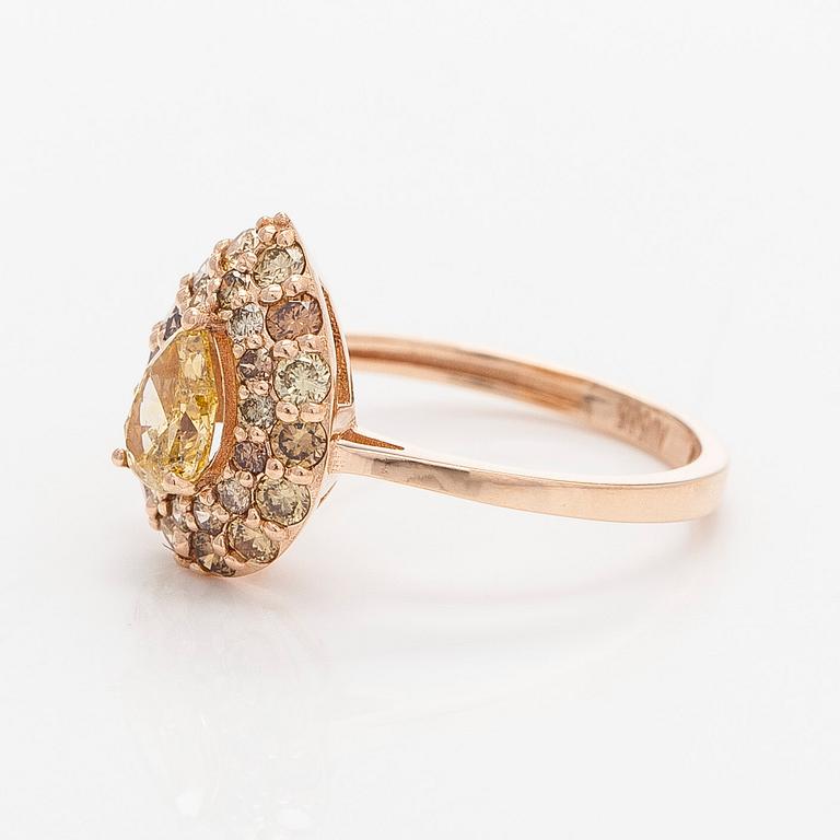A 14K rose gold ring, with a pear- and brilliant-cut diamonds total ca 1.25 ct.