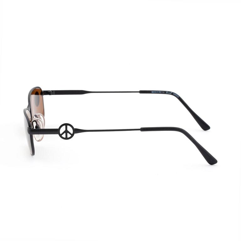 MOSCHINO, ett par solglasögon.