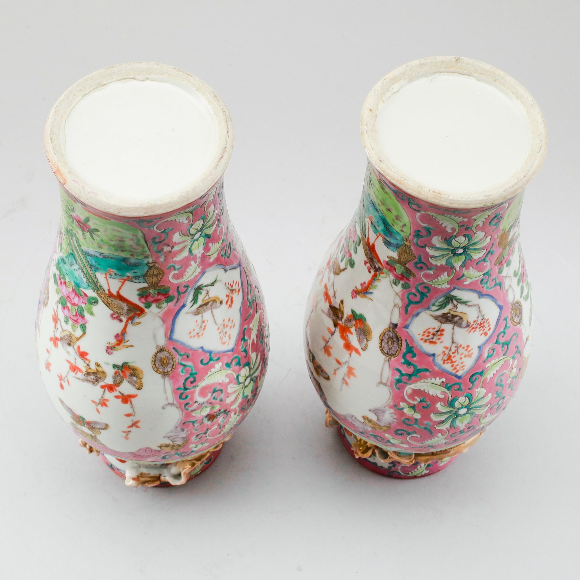 A PAIR OF VASES with lids, porcelain, China, late Qing, 19th century.