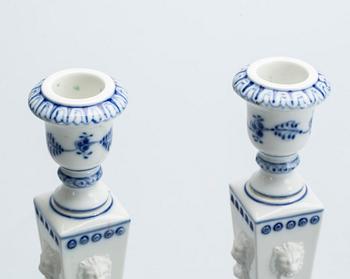 LJUSSTAKAR med lösa ljusmanschetter, ett par, porslin, "Musselmalet", Royal Copenhagen, 1900-tal.