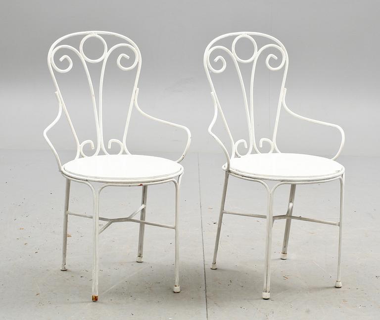 TRÄGÅRDSTOLAR, ett par. Byarums bruk, 1900-tal.