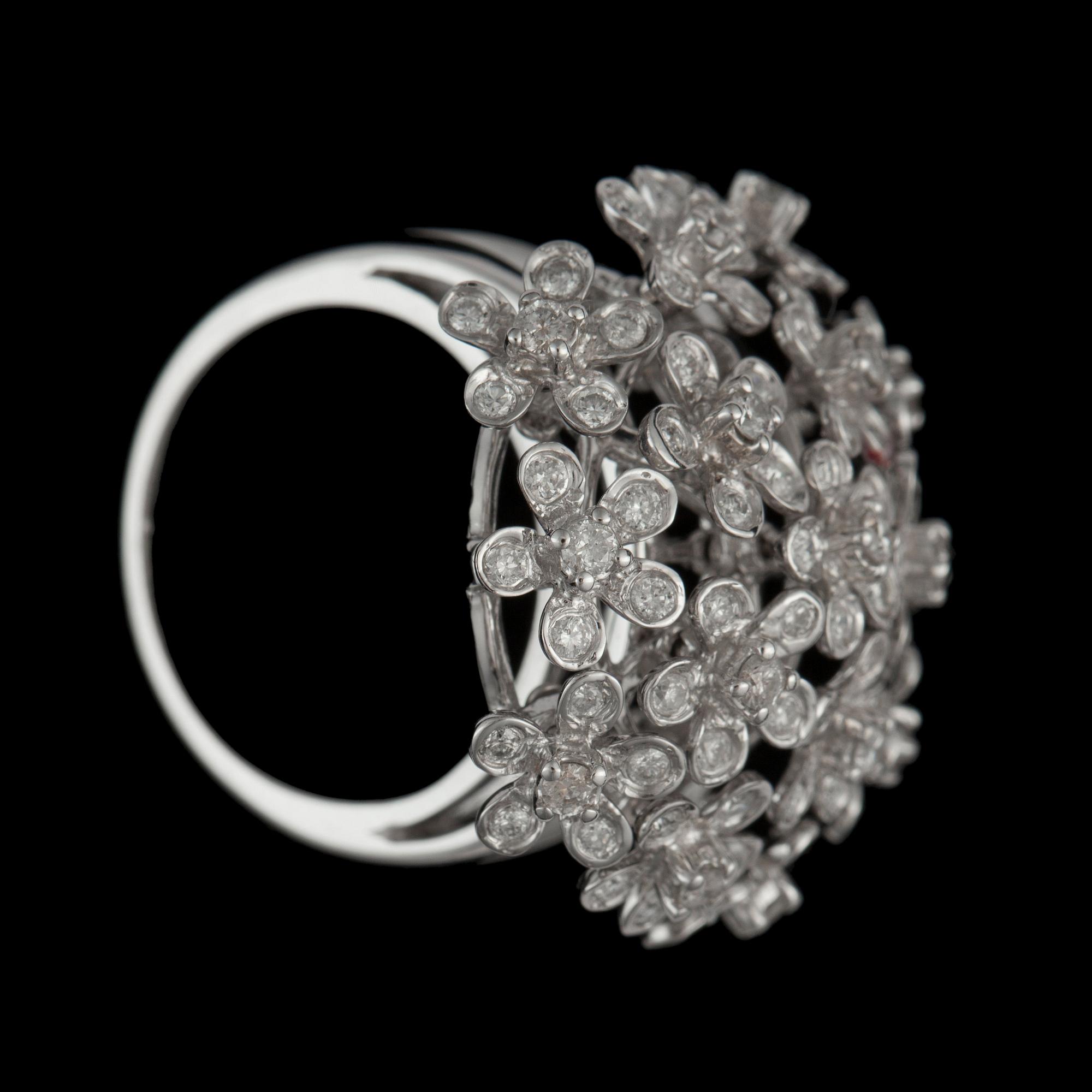 RING med briljantslipade diamanter totalt 1.29 ct i rörliga blommor.