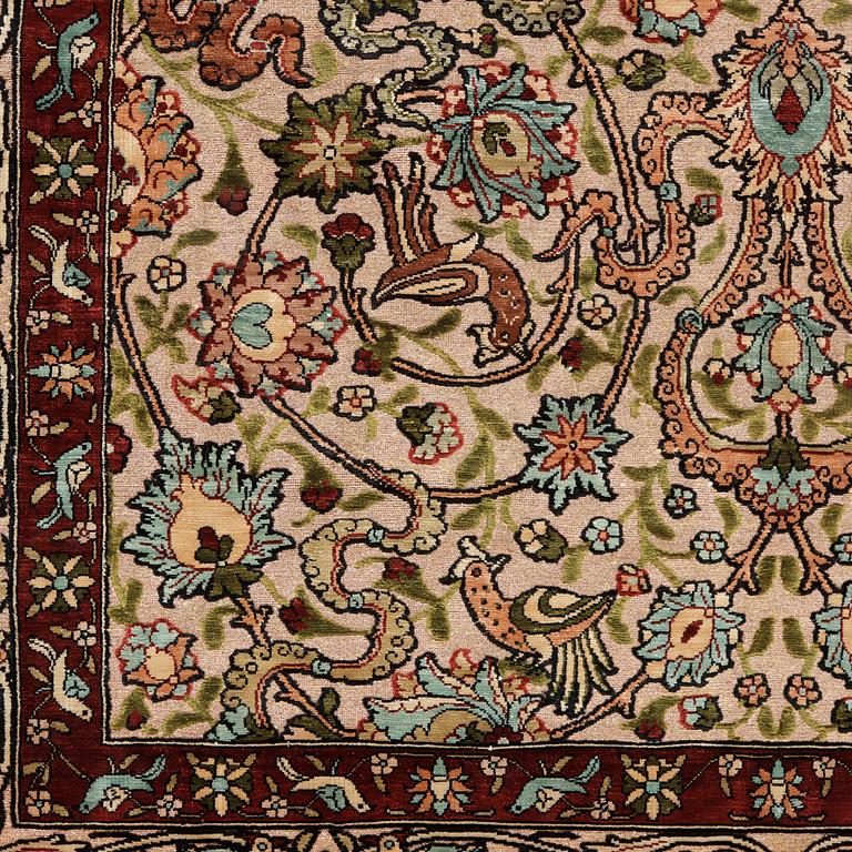 A RUG. An old silk Hereke Souf. 148,5 x 98 cm.