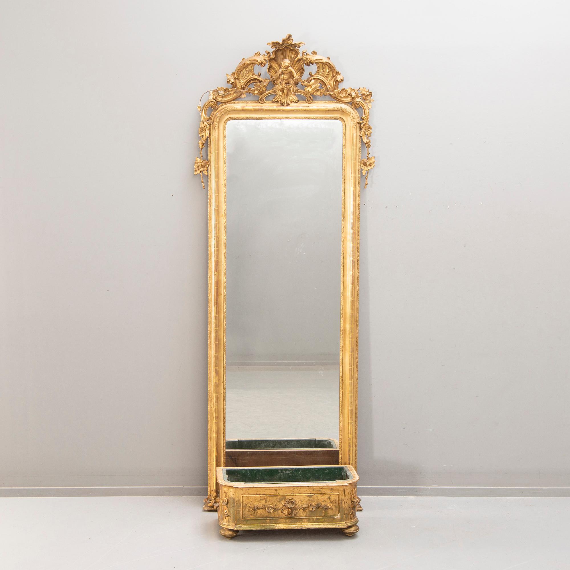 Golvspegel nyrokoko sent 1800-tal.