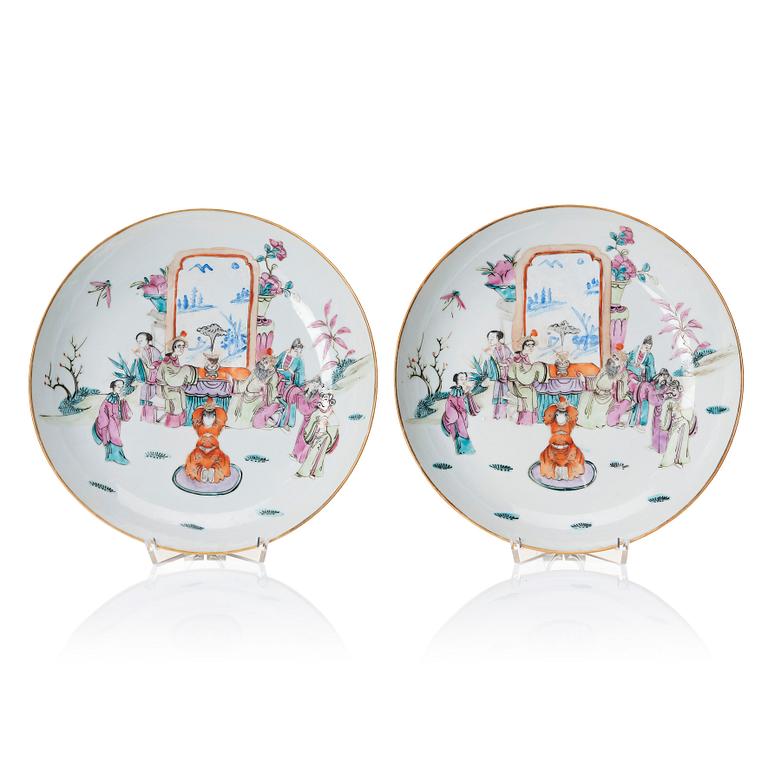 A pair of famille rose plates, Qing dynasty, 19th century.