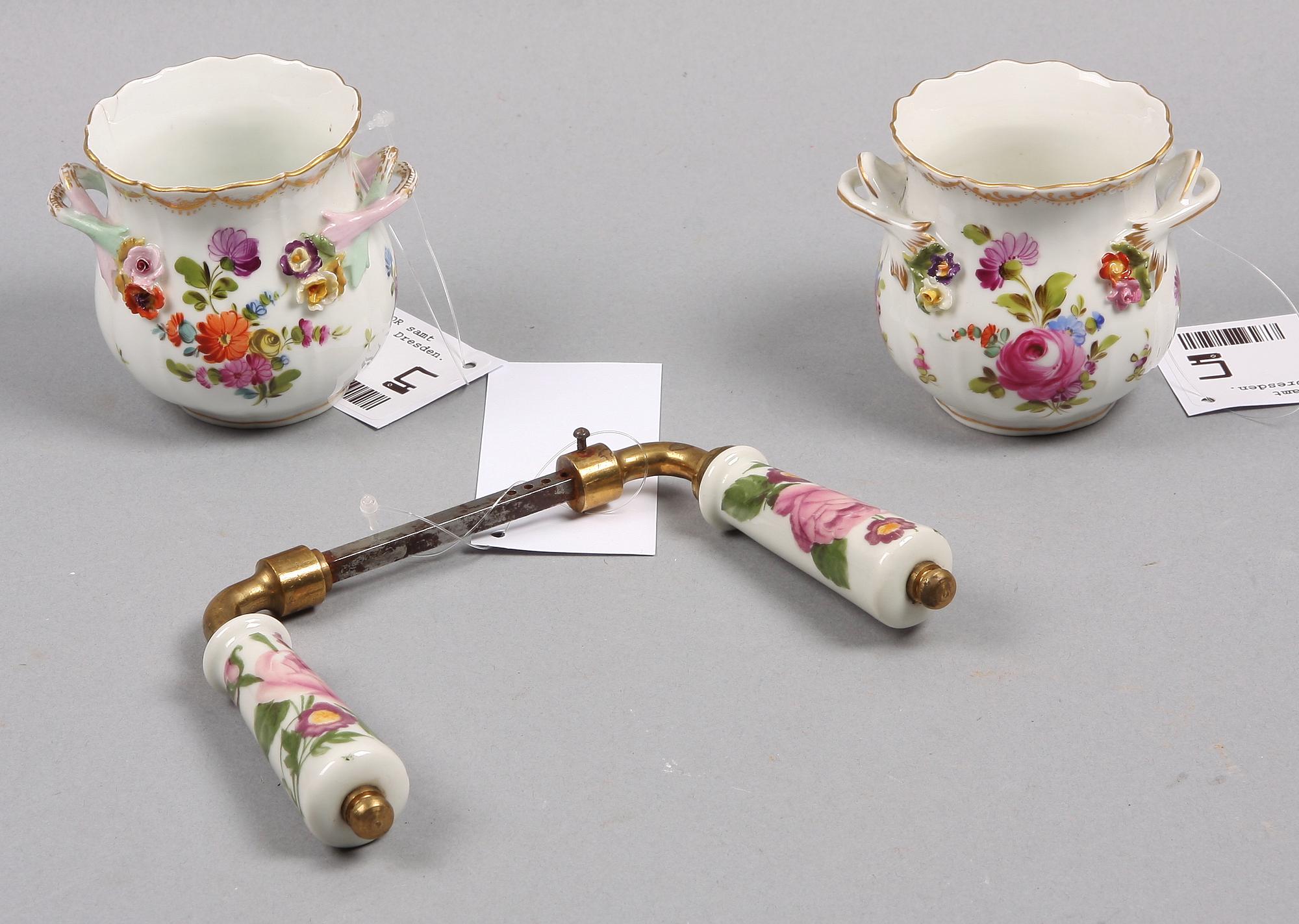 MINIATYRKRUKOR samt DÖRRHANDTAG, porslin, bl a Dresden, 1800/1900-tal.