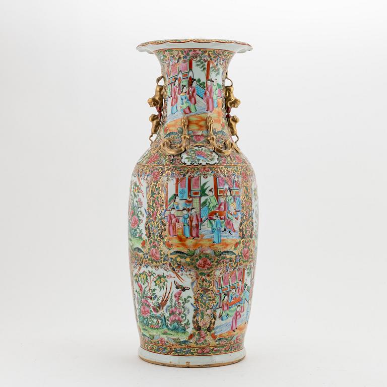 A large famille rose Canton vase, Qing dynasty, 19th Century.