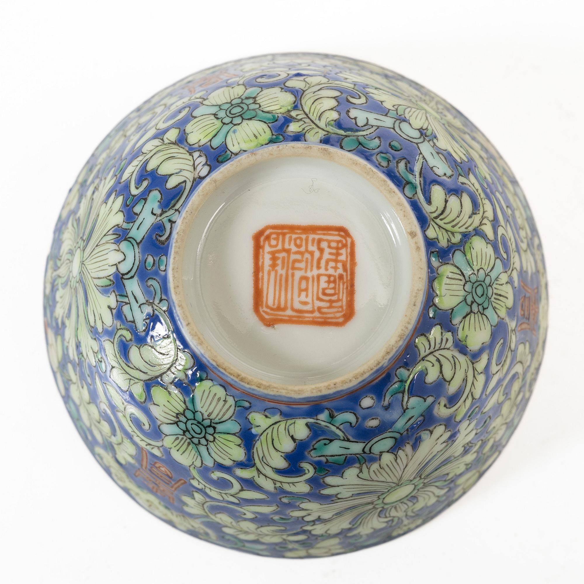 Skålar, tre stycken, samt litet blåvitt ytterfoder och lackask, porslin, Qingdynastin, 1800-tal.