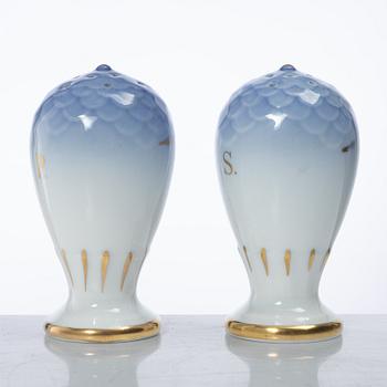 A 62 piece "Måsen" service, Bing & Grøndahl.