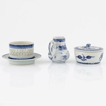 A blue and white creamer, butter dish and a bowl with stand, China, 18th/19th century.