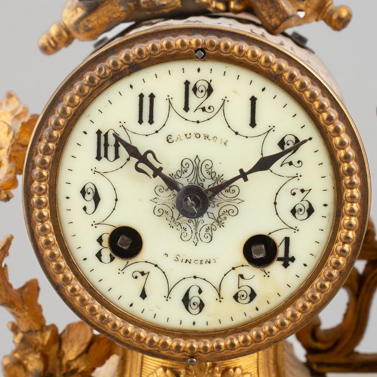 A mantle clock. France, from around the year 1900.