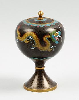 LOCKURNA PÅ FOT, mässing, cloisonné. Orientalisk.