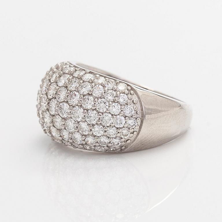 Ring, bombé, platina och briljantslipade diamanter.