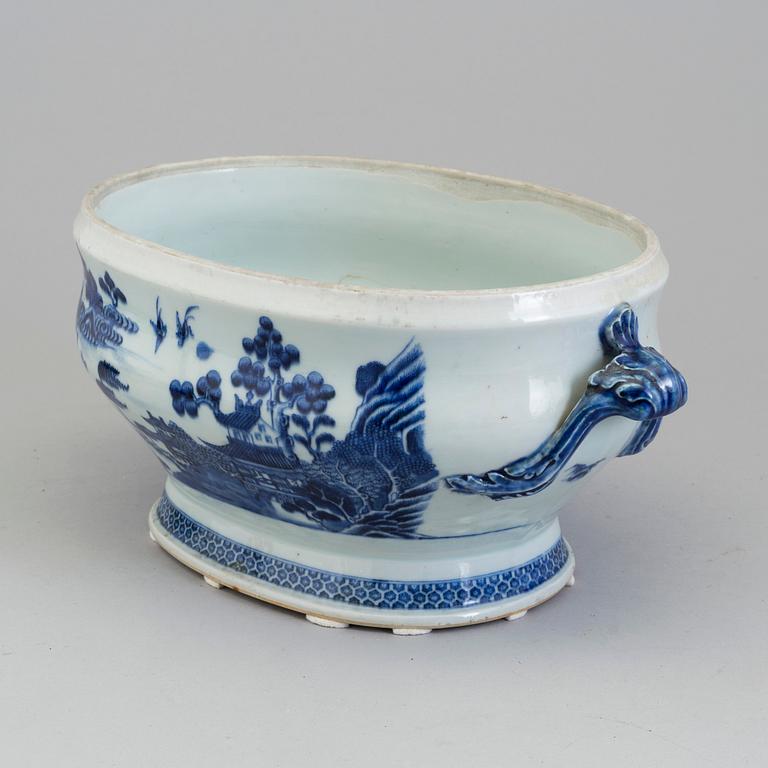 A blue and white tureen, Qing Dynasty, Qianlong (1736-95).