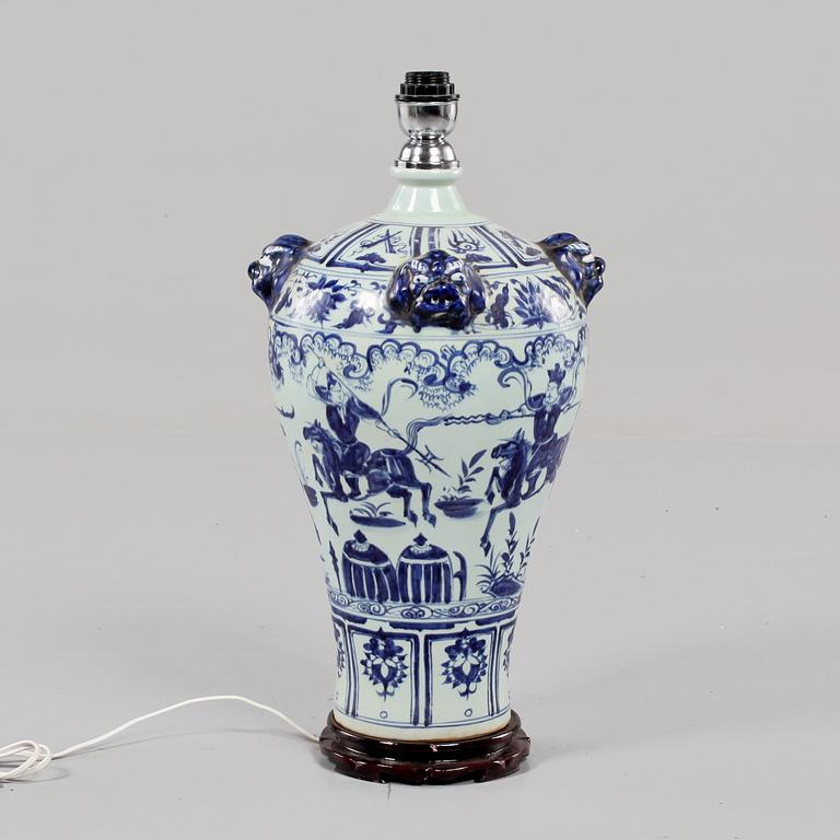 BORDSLAMPA, porslin, orientalisk, 1800-tal.