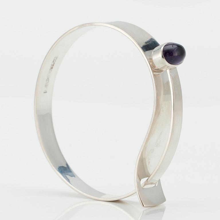 Elis Kauppi, A BRACELET, sterling silver, cabochon cut amethyst, Kupittaan Kulta 1959.
