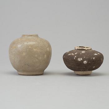 URNOR, två stycken, sjögods. Kina, för sydostasien, 1400/1500-tal.