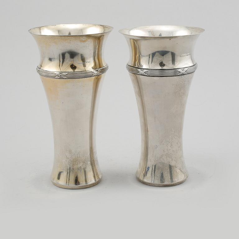 POKALER, 2 st snarlika, silver, C.G Hallberg, Stockholm, 1906 och 1907. Vikt 915 g.