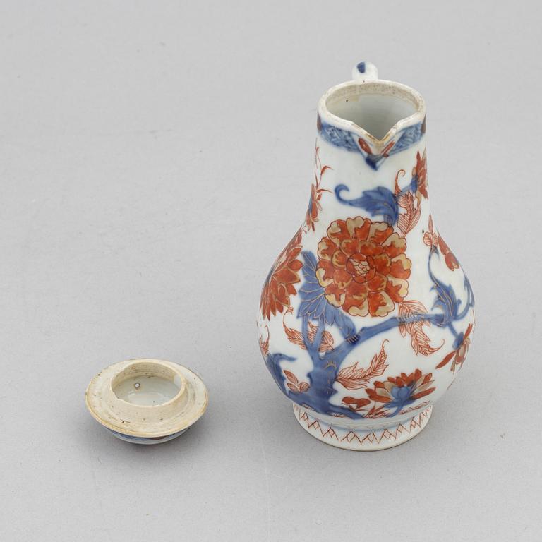 A Chinese porcelain ewer with cover, a pair of cups with saucer, Kangxi,