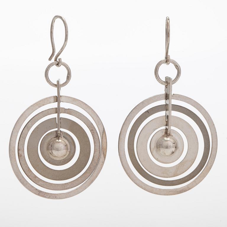 Tapio Wirkkala, örhängen "Silvermåne", sterlingsilver. Westerback, Helsingfors 1972.