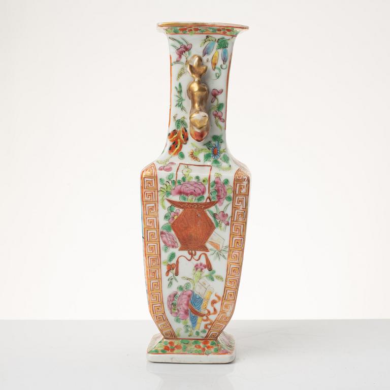 A famille rose Canton vase, Qing dynasty, 19th century.