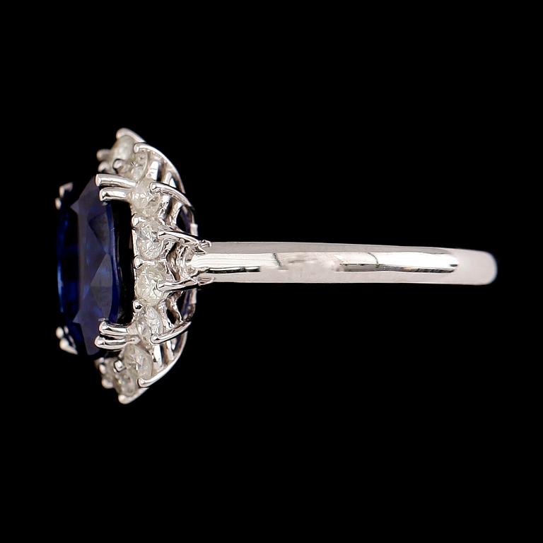 RING, 18 k guld, blå kyanit ca 3.05 ct, 14 briljantslipade diamanter tot ca 0.48 ct.