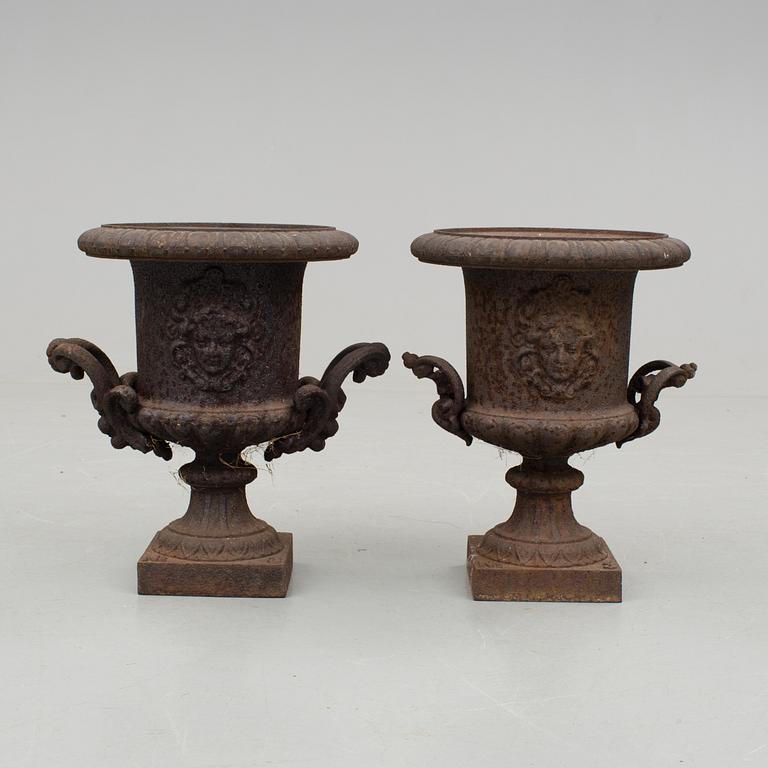 TRÄDGÅRDSURNOR, ett par, 1900-talets första hälft.